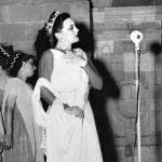 “El Gran Teatro del Mundo” en 1951 en el atrio de la Catedral de Lima. Elvira Travesí en el papel de la Hermosura y a la izquierda las Tres Gracias, representadas por Baty Cisneros, Mocha Graña y Chabuca Granda.